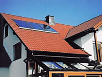 Maison équipée de panneaux solaires sur le toit